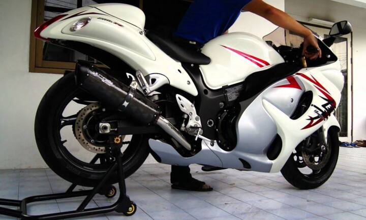 એન્જિનને ટ્રાન્સમિશન માટે 6 સ્પીડ ગિયરબોક્સ સાથે જોડવામાં આવ્યું છે. આ બાઇક 0-100 કિમીની સ્પીડ માત્ર 2.74 સેકન્ડમાં જ પકડી લે છે. તેની ટોપ સ્પીડ 299 kmphની છે.