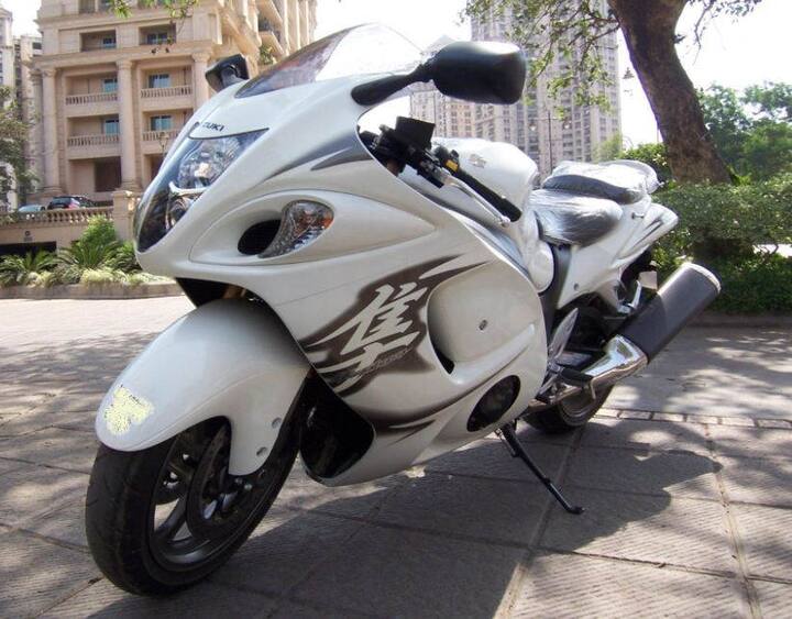 સુઝુકી હાયાબુસા ભારતમાં પ્રીમિયમ સુપરબાઇક સેક્શનમાં ઘણી પોપ્યુલર છે. માર્ચ 2016થી કંપની ગુરુગ્રામ સ્થિત ફેક્ટરીમાં એસેમ્બલ કરે છે.