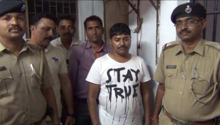 પંચમહાલ: હાલોલમાં આવેલી સબજેલમાં આરોપી મહિલા સાથે કઢંગી હાલતમાં ઝડપાતા ચકચાર મચી છે. જેલમાં અચાનક ચેકિંગ હાથ ધરવામાં આવ્યું હતું તે દરમિયાન કાચા કામનો આરોપી અશોક પાલનપુરી મહિલા સાથે કઢંગી હાલતમાં જોવા મળ્યો હતો. ત્યારે પોલીસે મહિલા સહિત જેલકર્મચારીઓની પુછપરછ હાથધરી છે.