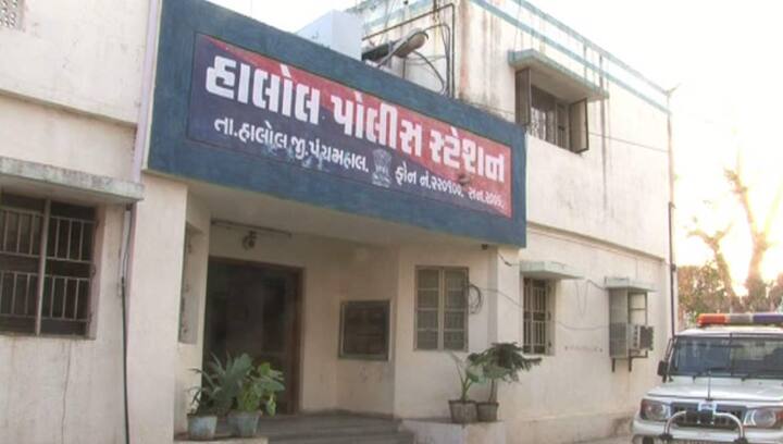 કાચા કામનો આરોપી અશોક પાલનપુરી પ્રોહીબિશનના અનેક ગુનામાં જેલમાં બંધ છે. આરોપી પોતાની બેરેકમાંથી ગેરકાયદેસર રીતે બહાર આવી જેલના અન્ય રૂમમાં મહિલા સાથે રંગરેલીયા મનાવતો હોવાનું સામે આવ્યું છે.