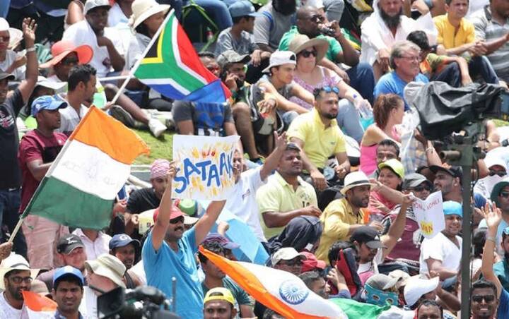 મેદાન પર ઉપસ્થિત ભારતીય ટીમના સમર્થકો.