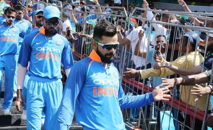 મેદાનમાં ઉતરતી વખતે ફેન્સ સાથે હાથ મિલાવતો ટીમ ઈન્ડિયાનો કેપ્ટન કોહલી.