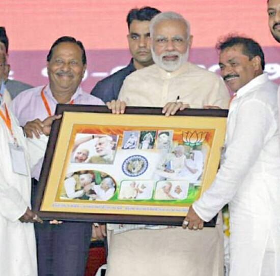 આ ઘટનાથી ગુજરાત વિધાનસભામાં વિપક્ષના નેતા પરેશ ધાનાણીનું નાક વઢાઈ ગયું છે. પરેશ ધાનાણીનું નાક વાઢવાનો યશ ભાજપના કોળી નેતા હીરાભાઈ સોલંકીને જાય છે. વિપક્ષના નેતા બન્યા પછી પરેશ ધાનાણીએ આ બંને પાલિકાઓની ચૂંટણીનું રાજકીય મહત્વ પારખીને બંને નગરપાલિકા જીતવા કમર કસી હતી.