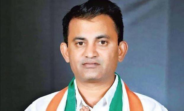 જો કે ધાખડા પરિવારમાં ભાજપ, કોંગ્રેસે તડાં પડાવ્યા છે. દિપેનભાઈ અને છત્રજિતભાઈ ધાખડા કોંગ્રેસમાંથી, તો અશોકભાઈ ધાખડા અને વનરાજભાઈ ધાખડા ભાજપમાંથી ચૂંટણી લડી રહ્યા છે. જો કે કોંગ્રેસ માટે અહીં તક છે કેમ કે બાજપે ધાખડા પરિવારને બે સભ્યોને ટિકિટ નથી આપી.