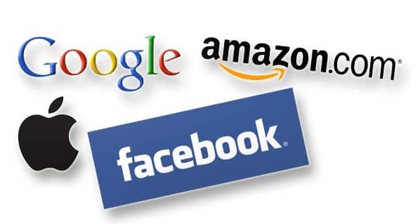 એપલ કંપનીએ ૨૦૧૭ના છેલ્લા ત્રણ મહિનામાં ૨૦ અબજ ડોલર (એટલે કે રૂપિયા ૧૨૮૩ અબજ)નો નફો નોંધાવ્યો છે. એપલના ઈતિહાસનો આ સૌથી મોટો નફો છે. આ ગાળામાં કંપનીની આવક ૮૮.૩ અબજ ડોલર (૫૬૬૩.૭૮ અબજ રૂપિયા) થઇ હતી. ખાસ વાત તો એ છે કે, આઈફોનનું વેચાણ ઘટવા છતાં એપલની આવક વિક્રમજનક રીતે વધી છે. કંપનીએ પોતાની આગેકૂચ કોઈ રીતે અટકવા દીધી નથી.