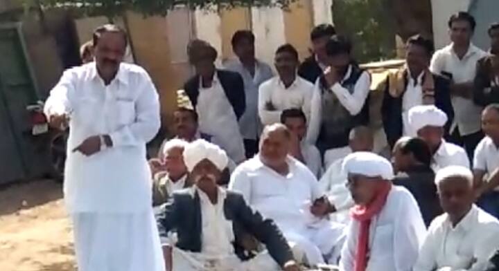 નોંધનીય છે કે, આગામી 21 ફેબ્રુઆરીએ ખેડા અને બનાસકાંઠાની જિલ્લા પંચાયતની ચૂંટણી સહિત 17 તાલુકા પંચાયતની ચૂંટણી યોજાવાની છે. જ્યારે તેનું પરિણામ 23 ફેબ્રુઆરીએ જ જાહેર થઇ જશે. બે જિલ્લા પંચાયતમાં 3762 અને 17 તાલુકા પંચાયતમાં 2995 મતદાન મથક રહેશે. ચૂંટણી શાંતિપૂર્ણ રીતે યોજાઈ તે માટે પોલીસ તંત્ર અને અધિકારીઓ કાર્યરત રહેશે.