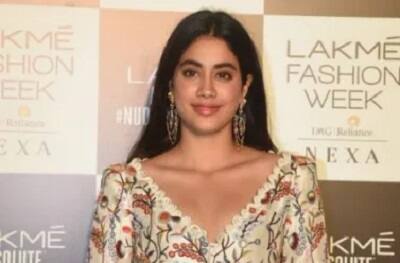 આ ફિલ્મમાં તેની સાથે શાહિક કપૂર અને ભાઈ ઈશાન ખટ્ટર લીડ રોલમાં છે. બંન્ને સ્ટાર કિડ્સની આ ફિલ્મના પ્રોડ્યુસર કરણ જોહર છે.