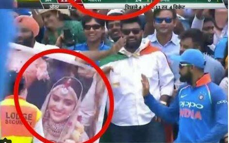 ફિલ્ડિંગ દરમિયાન પોસ્ટર પર વિરાટનું પણ ધ્યાન પડ્યું અને તેણે હાથ ઉઠાવી સમર્થકનો આભાર માન્યો અને ફરી મેચ રમવા લાગ્યો.