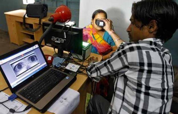 યુઆઈડીએઆઈએ કહ્યું કે, આધાર માટે રજિસ્ટ્રેશન ફ્રી છે. આ ઉપરાંત બાળકોની બાયોમેટ્રિક ડિટેલ્સમાં પણ ફ્રીમાં ફેરફાર કરાવી શકાશે. યુઆઈડીએઆઈ દ્વારા કહેવામાં આવ્યું છે કે જ્યારે તમે ચાર્જવાળી સર્વિસનો લાભ લો ત્યારે આપવામાં આવેલા ચાર્જની રિસિપ્ટ આધાર સેન્ટર પરથી જરૂર લો.