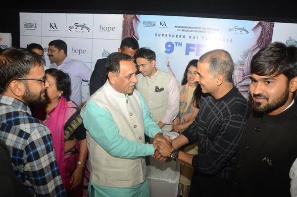 અમદાવાદ: અક્ષય કુમાર તેની આગામી ફિલ્મ 'પેડમેન'ના પ્રમોશન માટે અમદાવાદનો મહેમાન બન્યો છે. અક્ષય કુમારે પીવીઆર થિયેટર ખાતે ફિલ્મનું પ્રમોશન કર્યું હતું. 