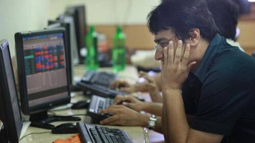 સેન્સેક્સમાં 30માંથી 19 શેરો ઘટીને બંધ રહ્યા છે. તેમાં એચડીએફસી સૌથી વધુ 4 ટકા ગબડીને રૂ.1825.95 પર ટોપ ગેઈનર બંધ રહ્યો છે. તેના કારણે બજારમાં ઘટાડાનું દબાણ વધ્યું હતું. આ ઉપરાંત એલએન્ડટી, એચડીએફસી બેન્ક, કોટક બેન્ક, ટીસીએસ, ઈન્ડસઇન્ડ બેન્ક અને આઈસીઆઈસીઆઈ બેન્ક 3.65 ટકાથી 0.94 ટકા ઘટવાથી બજારમાં ઘટાડો જોવા મળ્યો હતો. 