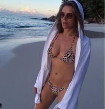 52 વર્ષેય આ એક્ટ્રેસની હોટનેસ નથી થઈ ઓછી, આવા ફોટા પોસ્ટ કરીને જગાવી ચર્ચા