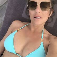 52 વર્ષેય આ એક્ટ્રેસની હોટનેસ નથી થઈ ઓછી, આવા ફોટા પોસ્ટ કરીને જગાવી ચર્ચા