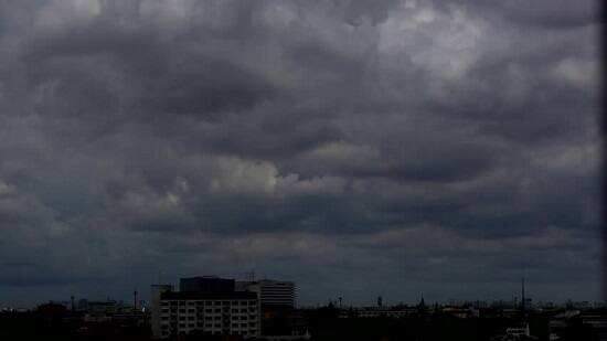 અમદાવાદમાં સવારથી વાદળછાયું વાતાવરણ જોવા મળ્યું હતું. વાદળછાયા વાતાવરણને પગલે ઠંડીમાં નોંધપાત્ર ઘટાડો થયો હતો. ગુજરાતના વાતાવરણમાં સોમવારે અચાનક પલટો આવ્યા બાદ બપોરે ગાંધીનગર સહિત રાજ્યના કેટલાંક ભાગોમાં ઝરમર વરસાદ પડ્યો હતો. હવામાન વિભાગના જણાવ્યા મુજબ વાદળછાયા વાતાવરણને લીધે બે દિવસ સુધી સામાન્ય ઠંડીનો અહેસાસ રહેશે. 