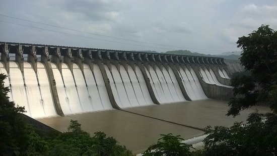Out of 207 big dams in the state, five dams have been filled to full capacity રાજ્યમાં મોટા 207 ડેમમાંથી પાંચ ડેમ પૂર્ણ ક્ષમતા સાથે ભરાયા, નર્મદા ડેમમાં હાલ 46.08 ટકા પાણીનો જથ્થો