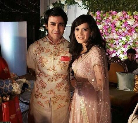 ગૌતમ અને પંખુડીની વચ્ચે લગભગ 14 વર્ષનું અંત છે. પંખુડી 26 વર્ષની છે જ્યારે ગૌતમ 40 વર્ષનો છે. બંનેની પ્રથમ મુલાકાત ટીવી શો સૂર્યપુત્ર કર્ણના સેટ પર થઈ હતી. આ પૌરાણિકમાં ગૌતમે કર્ણ જ્યારે પંખુડીએ દૌપદીનો રોલ નિભાવ્યો હતો. 