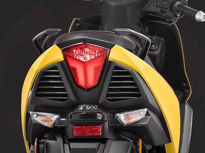 નવા સ્કૂટરમાં ફલ ડિજીટલ ઇન્સ્ટ્રૂમેન્ટ ક્લસ્ટરની સાથે કેટલાય એડવાન્સ અને હાઇટેક ફિચર્સને સામેલ કરવામાં આવ્યા છે. આમાં નેવિગેશન આસિસ્ટ, ટૉપ સ્પીડ રેકોર્ડર, ઇન-બિલ્ટ લેપ-ટાઇમર, સર્વિસ રિમાઇન્ડર, ટ્રિપ મીટર, એન્જિન ઓઇલ તાપમાનની સાથે મલ્ટી-રાઇડ સ્ટ્રેટેસ્ટિક મોઇલ સામેલ છે. આ ઉપરાંત એનટોર્ક 125માં સ્ટાઇલિશ હેડલાઇટની સાથે એલઇડી ટેલલેમ્પ અને ડાયમન્ડ કટ એલૉય વીલ્જ પણ સામેલ છે. 