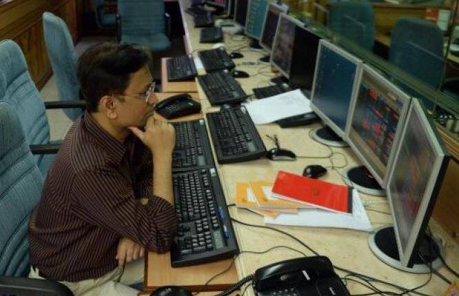 નવી દિલ્હીઃ બજેટ પહેલા મુખ્ય આર્થિક સલાહકાર અરવિંદ સુબ્રમણ્યને શેરબજાર રેકોર્ડ સ્તર પર પહોંચ્યું હોવા અંગે કહ્યું હતું કે તેનાથી સતર્ક થવાની જરૂર છે. તેમણે આ તેજી માત્ર થોડા સમય માટે જ હોવાની આશંકા વ્યક્ત કરી હતી. તેમની આ આશંકા માત્ર 5 દિવસમાં જ સાચી સાબિત થઈ ગઈ છે. જાન્યુઆરીના અંતે નિફ્ટી 11,000થી ઉપર અને સેન્સેક્સ 36,000થી ઉપર હતો. બજેટ બાદ શેરબજારમાં આવેલા ઘટાડા માટે ઘણા કારણો જવાબદાર છે.