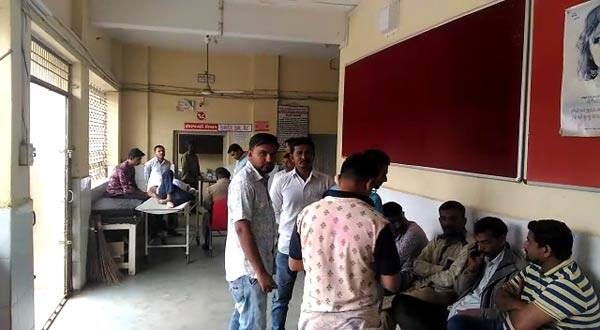 અમદાવાદઃ 4 ફેબ્રુઆરીના રોજ રાજ્યની 1129 ગ્રામ પંચાયતોની ચૂંટણી યોજાઈ હતી. જેના આજે પરિણામો જાહેર કરવામાં આવ્યા છે. પરિણામો જાહેર થતાં જ હારેલા ઉમેદવારોના સમર્થકો દ્વારા વિજય સરઘસ પર પથ્થરમારાની ઘટના બની હતી. 