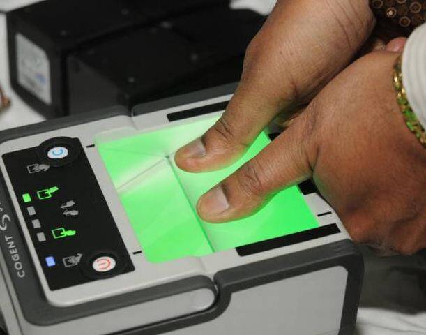 UIDAIના જણાવ્યા મુજબ, દુકાનોમાં ગેરકાયદેસર રીતે થતાં પ્રિન્ટિંગના કારણે QRકોડ ઘણીવાર નિષ્ક્રિય બની જાય છે. આ રીતે પ્લાસ્ટિકના કાર્ડ બનાવવાથી કાર્ડ હોલ્ડરની ડીટેલ ચોરાઇ જવાની શક્યતા રહે છે.