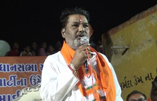 મંગળવારે કાર્યકારી અધ્યક્ષની ચેમ્બરમાં બાકી રહેલા ધારાસભ્યો મહેશ પટેલ, અશ્વિન કોટવાલ, જગદીશ પંચાલ, ગ્યાસુદ્દીન શેખ, વિભાવરી દવેને શપથ લેવડાવાયા હતા. જ્યારે રાજ્યકક્ષાનાં મંત્રી પુરુષોતમ સોલંકી ગેરહાજર રહ્યા હતા. 
