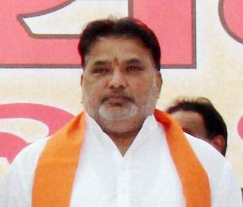 હાલમાં સોલંકી અવારનવાર ગાંધીનગર આવ-જાવ કરતા હોવા છતાં અને મંત્રીપદના શપથ લીધા છતાં ધારાસભ્યપદના શપથ નહીં લઈને પોતાની નારાજગી વ્યક્ત કરી રહ્યા છે.