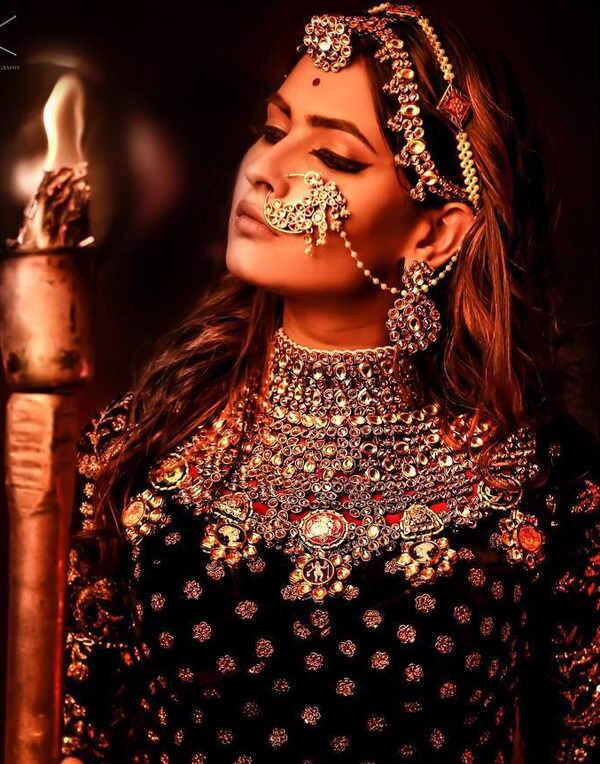 આ ફોટોઝમાં તેને દીપિકા પાદુકોણની નકલ કરતી દેખાઇ રહી છે. કરિશ્માએ આ તસવીરો ફિલ્મ જોયા બાદ દીપિકાને ડેડીકેટ કરી છે. 