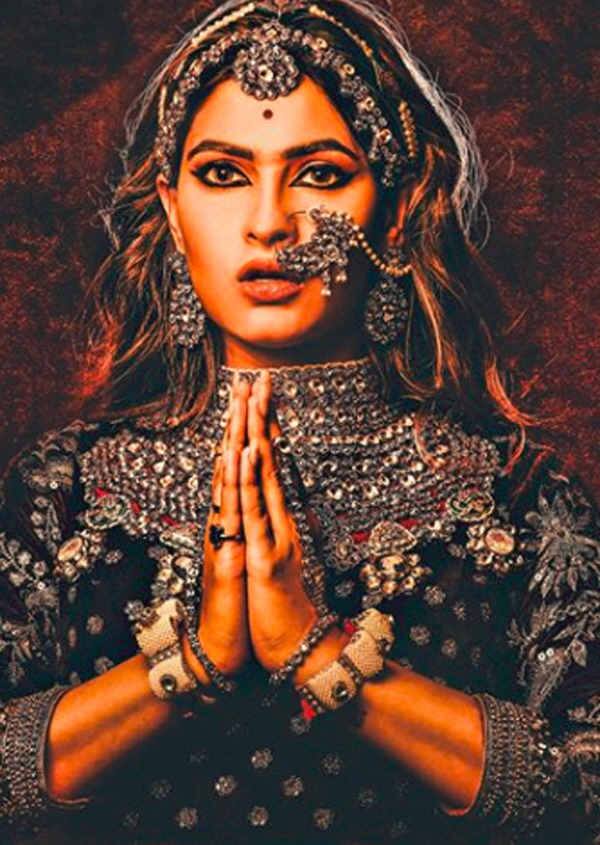 કરિશ્માએ લખ્યું, 'એક મજબૂત મહિલા ઉંડાણથી પ્રેમ કરવાનું જાણે છે, તે પોતાના આસુઓને હસીમાં પરિવર્તિત કરવાનું જાણે છે. એક મજબૂત મહિલાનું હ્રદય ઉદાર અને શક્તિથી ભરેલું હોય છે. તે વ્યવહારિક અને આધ્યાત્મિક બન્ને ગુણોથી ભરેલી હોય છે.'