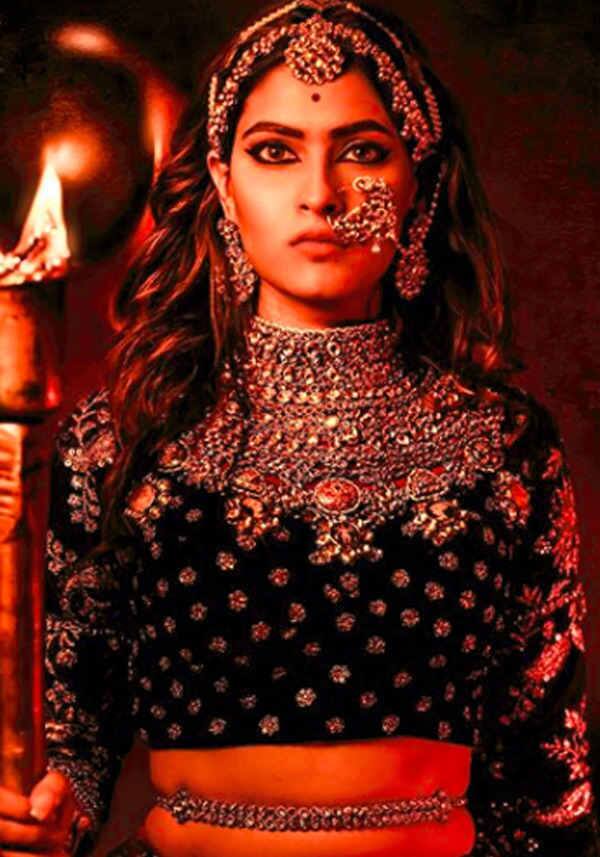 સંસાર માટે શક્તિશાળી મહિલાની ઉપસ્થિતિ હોવી એ એક ઉપહાર છે. આગળ તેને લખ્યું કે ભંસાળીની આખી ટીમ પ્રતિ આભાર વ્યક્ત કરું છું, જેમને એક મજબૂત મહિલાના ચરિત્રને સિનેમા દ્વારા દર્શાવવાની કોશિશ કરી.