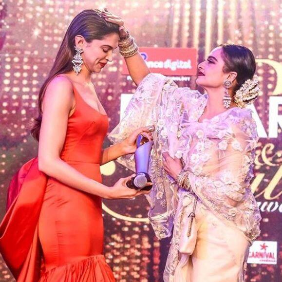 મુંબઈઃ 25 જાન્યુઆરીએ રિલીઝ થયેલી સંજય લીલા ભણશાલીની ફિલ્મ પદ્માવતની દર્શકો પ્રશંસા કરતા થાકી રહ્યા નથી. બોલિવુડ સ્ટાર્સ પણ આ ફિલ્મમાં દીપિકા પાદૂકોણ અને રણવીર સિંહના રોલની ખૂબ જ પ્રશંસા કરી રહ્યા છે. આ કડીમાં હવે બોલિવૂડ એક્ટ્રેસ રેખાનું નામ ઉમેરાયું છે.