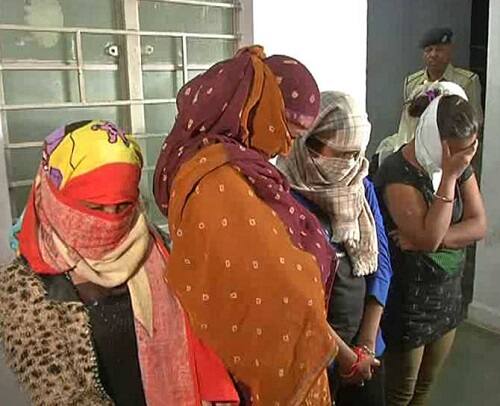 રાજકોટ: રાજકોટના કાલાવાડ રોડ પર પકડાયેલા સેક્સ રેકેટ બાદ વધુ એક પોશ વિસ્તાર ગણાતા વિરાણી ચોક નજીક લક્ષ્મીનગર નાળા તરફ જતી રેવન્યુ સોસાયટીમાં વણિક દંપતિ દ્વારા ભાગીદારીમાં ચલાવાતા સેક્સ સ્કેન્ડલ પર એ ડિવીઝન પોલીસે દરોડો પાડી દંપતી, ભાગીદાર તેમજ સેક્સની મજા માણવા આવેલા બે શોખીનોની ધરપકડ કરી હતી. હાજર ચાર લલનાઓ રાબેતા મુજબ સાક્ષી બનાવાઈ છે.