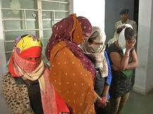 રાજકોટમાં બે યુવકો લલનાઓ સાથે કરતાં હતા મજા ને પોલીસ ત્રાટકી, જાણો વિગત