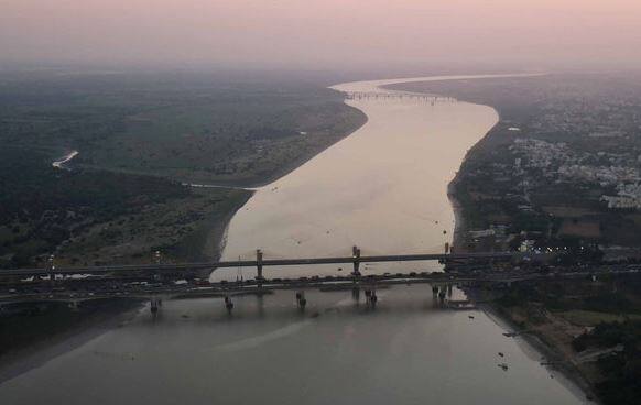 ભરૂચઃ છેલ્લા ચાર વર્ષથી નર્મદા ડેમમાંથી પાણી છોડવામાં નહીં આવતા ભરૂચમાં નદી સુકીભઠ બની ગઈ છે. એક સમયે નદીના પટનો વિસ્તાર 1250 મીટર જેટલો વિશાળ હતો, જે આજે સુકાઇને 500 મીટર જ રહી ગયો છે. પરિણામે હવે નર્મદા સ્નાનનું પુણ્ય લેવા હવે શ્રધ્ધાળુઓને ચાણોદ સુધીનો ફેરો ફરવો પડે તેવી સ્થિતિનું નિર્માણ થયું છે. નર્મદા નદીમાં પાણી નહિ હોવાથી શ્રધ્ધાળુઓની ધાર્મિક લાગણી દુભાઇ છે. નર્મદા મૈયાને જીવંત કરવાની માંગ સાથે આગામી દિવસોમાં સાધુ સંતો ગાંધીનગરમાં સરકારને જગાડવા ઉપવાસ આંદોલન કરી શકે છે. 