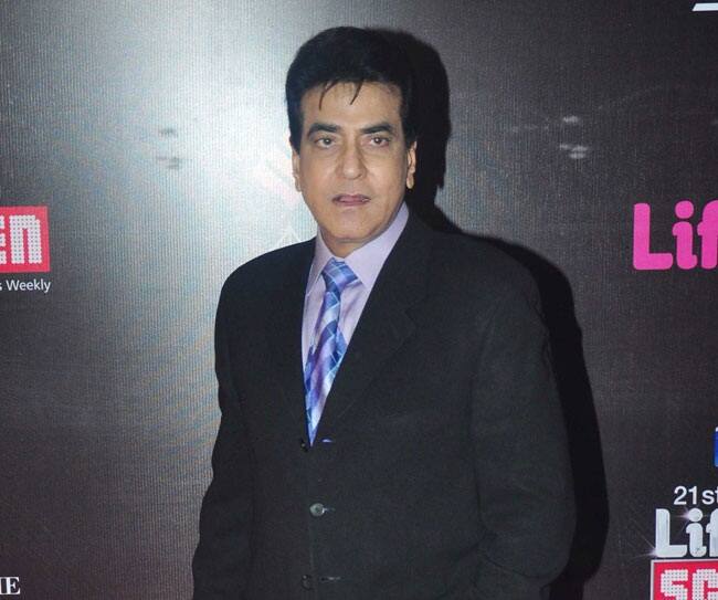  જણાવી દઈએ કે જિતેન્દ્ર પોતાના દાયદામાં એક ખૂબજ લોકપ્રિય અભિનેતા હતા. તેમણે એર હોસ્ટેસ શોભા કપૂર સાથે ભાગીને લગ્ન કર્યા હતા. ટીવી પ્રોડ્યૂસર એકતા કપૂર તેની પુત્રી અને અભિનેતા તુષાર કપૂર તેના પુત્ર છે. લગ્ન પહેલા જિતેન્દ્રનું નામ શ્રીદેવી અને હેમા માલિની સાથે પણ જોડાઈ ચુક્યું છે. 