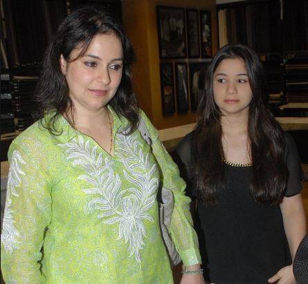 પોલીસના જણાવ્યા મુજબ પકડાયેલા એન્જિનિયર નીતિને આશરે 5-6 મહિના પહેલા ગુગલ પરથી સારાના ફોટા ડાઉનલોડ કર્યા હતા અને બાદમાં તેની મદદ વડે ફેક ટ્વિટર હેન્ડલ બનાવ્યું હતું.