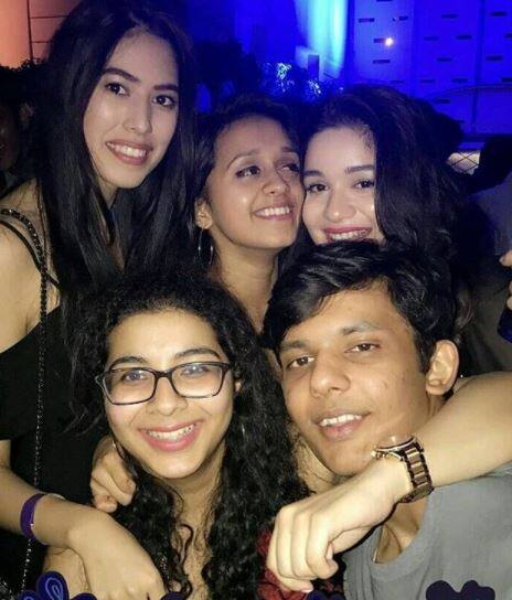 ફ્રેન્ડ્સ સાથે સારા તેંડુલકર