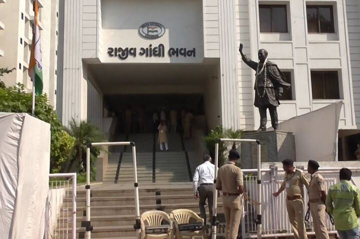 આ પહેલાં જિલ્લા કોંગ્રેસ કાર્યાલયનું લેન્ડલાઈન ટેલીફોન કનેક્શન પણ બંધ કરાવી દેવામાં આવ્યુ છે. બનાસકાંઠામાં લોકો કોંગ્રેસ સાથે રહ્યા છે ત્યારે તેમની સમસ્યાઓ ઉઠાવવાના બદલે બનાસકાંઠા જિલ્લા કોંગ્રેસ પ્રમુખની બેદરકારી સામે આવતાં ખળભળાટ મચ્યો છે.