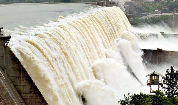 સૂત્રના જણાવ્યા અનુસાર, જાન્યુઆરી 2017માં ધ્યપ્રદેશથી 19૦૦૦થી 25૦૦૦ કયુસેક પાણી મળતું હતું, જયારે જાન્યુઆરી 2018માં આ પ્રમાણ ઘટીને 1800થી 2000 કયૂસેક થઈ ગયું છે. જો 2016-17 સાથે સરખામણી કરવામાં આવે તો, મહારાષ્ટ્ર, મધ્યપ્રદેશ અને રાજસ્થાનમાં પાણીની ફાળવણીનું પ્રમાણ લગભગ અડધું કરી દેવામાં આવ્યું છે. 23, જાન્યુઆરી 2017ના રોજ સરદાર સરોવર ડેમની સ્ટોરેજ કેપેસિટી 5860 MCM હતી, જયારે ૨1મી જાન્યુઆરી 2018ના રોજ ગુજરાતમાં પાણીનું પ્રમાણમાં 1173 MCM હતું જયારે સરદાર સરોવરમાં તે પ્રમાણ માત્ર 455 MCM હતું.