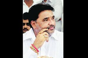 ગાંધીનગરઃ રાજ્ય કક્ષાનામંત્રી પરષોત્તમ સોલંકીએ ગઇકાલે ધારાસભ્ય તરીકેને શપથગ્રહણ કર્યા હતા. તેઓ મંત્રીમંડળની બેઠકમાં હાજર રહ્યા નહોતા. જેને કારણે એવી ચર્ચા ચાલી રહી છે કે તેમણે શપથ તો ગ્રહણ કર્યા છે પરંતુ તેમની નારાજગી હજી પૂર્ણ રીતે ખત્મ થઇ નથી.