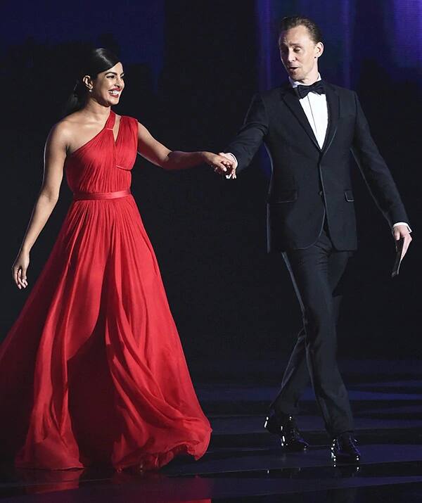 ટૉમ હિડલસ્ટન- હૉલીવુડ ફિલ્મ સ્ટાર ટૉમ હિડલસ્ટનના પ્રિયંકા સાથેના ફ્લર્ટિંગ સીને મીડિયામાં ખુબ ચર્ચા જગાવી હતી. ટૉમ હિડલસ્ટન એક્ટર ઉપરાંત, પ્રૉડ્યૂસર અને મ્યૂઝિક પરફોર્મર છે. 