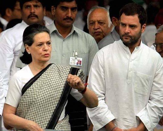 નવી દિલ્હીઃ કોંગ્રેસની સંસદીય દળની બેઠકમાં પૂર્વ કોંગ્રેસ અધ્યક્ષ સોનિયા ગાંધીએ રાહુલ ગાંધીએ તેમના બોસ ગણાવ્યા હતા. બેઠકમાં તેમણે કહ્યું કે, ‘હવે રાહુલ ગાંધી મારા બોસ છે. નવા બોસ અંગે મને કોઇ શંકા નથી. તમે બધા મળીને રાહુલ સાથે કામ કરશો.’