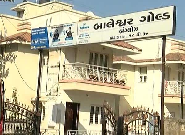 આ અંગે બસના કંડક્ટરે એબીપી અસ્મિતા સાથેની વાતચીતમાં જણાવ્યું હતું કે, અમારી બસ હજુ સ્ટોપમાંથી બહાર જ નીકળી હતી, હજુ બસ ધીમી ગતિએ જ ચાલતી હતી, ત્યાં પાછળથી આવતી અલ્ટો કારે સાઇકલ પર સ્કૂલે જતાં વિદ્યાર્થીને ટક્કર મારી. આથી ફંગોળાઇને છોકરો બસના પતરામાં ભરાઇ ગયો. આથી બસના ડ્રાઇવરે એકદમ બ્રેક મારી દીધી.