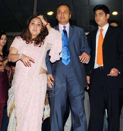 શોભા ડેના મેગેઝિનમાં ટીના 2012માં કવર પેજ ચમકી હતી. જેમાં આપેલા ઇન્ટરવ્યૂમાં તેણે કહ્યું હતું કે, સોશલાઇટ મહિલાઓની જેમ તે બ્રાન્ડેડ કપડાં, બ્યૂટી પાર્લરમાં તેનો સમય બગાડતી નથી. પતિ પાસે ચાર્ટર્ડ પ્લેન હોવા છતાં જરૂર પડે ત્યારે કમર્શિયલ ફ્લાઇટનો ઉપયોગ કરું છું.