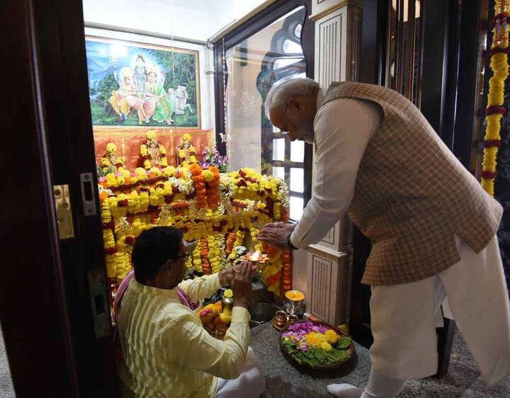 મસ્કતઃ વડાપ્રધાન નરેન્દ્ર મોદી ઓમાનના પ્રવાસ પર છે. આજે તેમના પ્રવાસનો અંતિમ દિવસ છે. પીએમ મોદીએ આજે બપોરે એક વાગે મસ્કતમાં આવેલા પ્રીચન શિવ મંદિરમાં પૂજા કરી હતી. પીએમ મોદીએ જે બાદ ત્યાં હાજર શ્રદ્ધાળુઓ સાથે ફોટા પણ પડાવ્યા હતા. 
