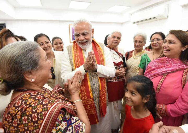 મોદીએ કહ્યું કે, સરકારના ચાર વર્ષ થયા છે પરંતુ કોઇ નથી કહેતું કે મોદી કેટલું લઇ ગયા. ભારતમાં હવે બદલાવ આવી રહ્યો છે. સરકારની નીતિઓ લોકો સુધી પહોંચી રહી છે. મોદીએ ગુજરાતી સહિત અનેક ભારતીય ભાષાઓમાં લોકોનું અભિવાદન કર્યું હતું. મોદીએ કહ્યું કે જો તે ભારતીય ભાષામાં નમસ્તે કરશે તો અનેક કલાક જતા રહેશે. આવી વિવિધતા બીજે ક્યાંય નહી જોવા મળે.