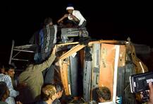 ગોંડલ: હાઈવે પર બે કાર અને ટ્રક વચ્ચે સર્જાયો ત્રિપલ અકસ્માત, જેસીબીથી બહાર કઢાયા મૃતહેદ