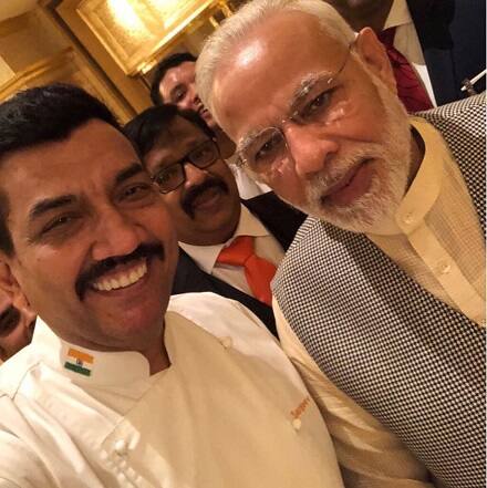 નવી દિલ્હી: વડાપ્રધાન નરેન્દ્ર મોદી મોટાભાગે સાદું જ ભોજન લેતાં હોય છે તેવું સોશિયલ મીડિયામાં વાયરલ થયેલું છે. જોકે આજે ભારતના પ્રખ્યાત શેફ સંજીવ કપૂરે વડાપ્રધાન નરેન્દ્ર મોદીની ખાવાને લઈ ખાસ વાતો શેર કરી છે. સંજીવ કપૂરે જણાવ્યું હતું કે, મોદી ખાવાના અને ફ્લેવરને લઈ પ્રયોગ કરવાનું પસંદ કરે છે. બસ શાકાહારી જમવાનું હોવું જોઈએ. 