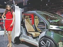 ઓટો એક્સપો 2018: કાર-બાઇકને પ્રમોટ કરતી મોડલ્સ કેટલો લે છે ચાર્જ ? જાણો વિગત