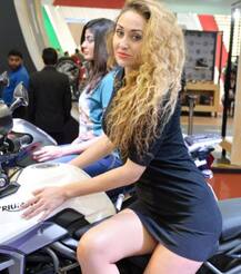 ઓટો એક્સપો 2018: કાર-બાઇકને પ્રમોટ કરતી મોડલ્સ કેટલો લે છે ચાર્જ ? જાણો વિગત