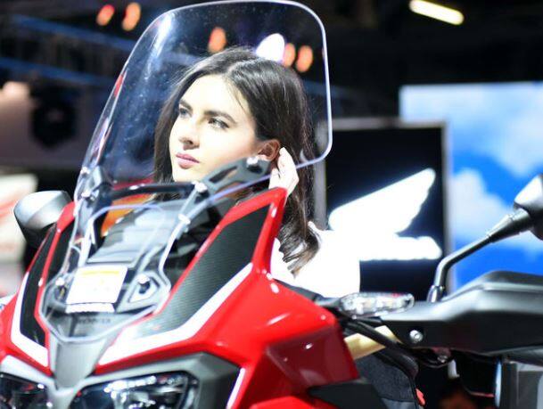 જોકે, આવી મોડલ્સે પેવેલિયન પર આવતા દરેક વિઝિટર્સને જોઈને સ્માઇલ આપવી પડે છે. જેના કારણે તેમના જડબામાં ઘણી વખત દુઃખાવો પણ થાય છે. 